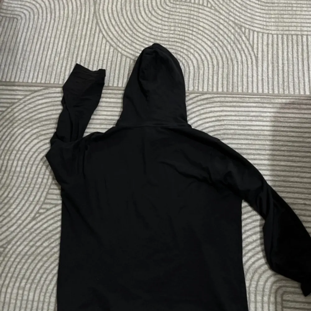 Säljer nu min polo hoodie, den är väldigt tunn så den passar väldigt bra till detta vädret. Den är jättefin och passar med mycket, den är nästan som ny, ett lite lite hål som är vid armen men den är så liten att den inte ens syns, storlek S/M. Hoodies.