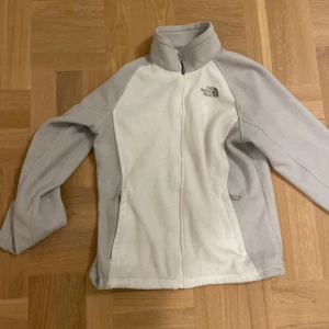 North face fleece - Denna flis är perfekt nu för hösten och sena sommar kvällar: Nästan som ny köpte för 6 månaders sen aldrig andvänt. 349 så är den din. 