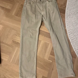 Zara jeans  - Ett par vita zara jeans perfekt inför vintern. Bara andvända ett få tal gånger och är perfekta.