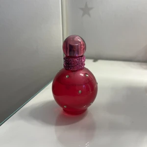 Britney Spears Fantasy Edp  - Säljer nu min Britney Spears parfym då den inte passade mig. Den är endast testad någon gång så den är nästan full🌸 lägg ett bud💕