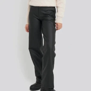 Linn Ahlborg, skinnbyxor  - Säljer dessa från Linn ahlborgs kollektion!! Jättesnygga!! Säljer pågrund av att dom är försmå ❤️ strl 38 400kr