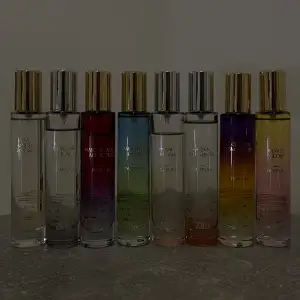 Uppfriskande samling av 8 Zara-parfymer i toppskick! Varje flaska bjuder på en unik doft som passar alla, från blommiga toner till, träiga noter som passar till alla årstider. 140kr st, ifall man är intresserad av alla 8 kan pris diskuteras!