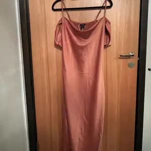 Ny klänning från Boohoo med prislapp kvar. Klänningen har slits.
