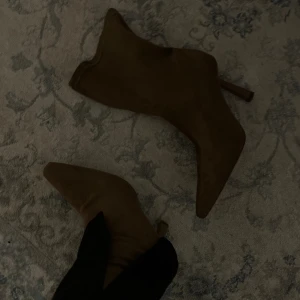 Skor - Unna dig ett par eleganta mockaklackskor – perfekta för både vardag och fest! Knappast använda, dessa skor är som gjorda för att ge din outfit det där lilla extra.