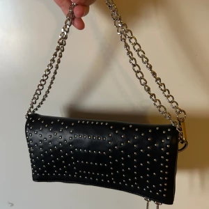 Väska från zalando - Säljer denna zadig&voltaire liknande väska från zalando! Jätte bra skick, dock så får inte så mycket saker plats i den. Nypris 169 säljer för 150! 