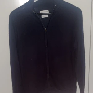 Merinoull  - Säljer en riktigt snygg och skön cardigan ifrån märket These glory days i material merinoull, strl M. Använd väldigt få gånger och är i nyskick, inga defekter eller fläckar. Köpt på Volt, nypris ca 1400, mitt pris 800. Pris kan diskuteras!