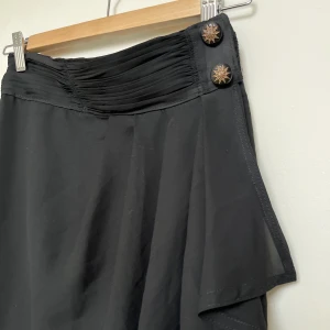 Långkjol - Långkjol med fina detaljer som tyvärr är för liten! Oklart vilket storlek med skulle säga xxs/xs 💕