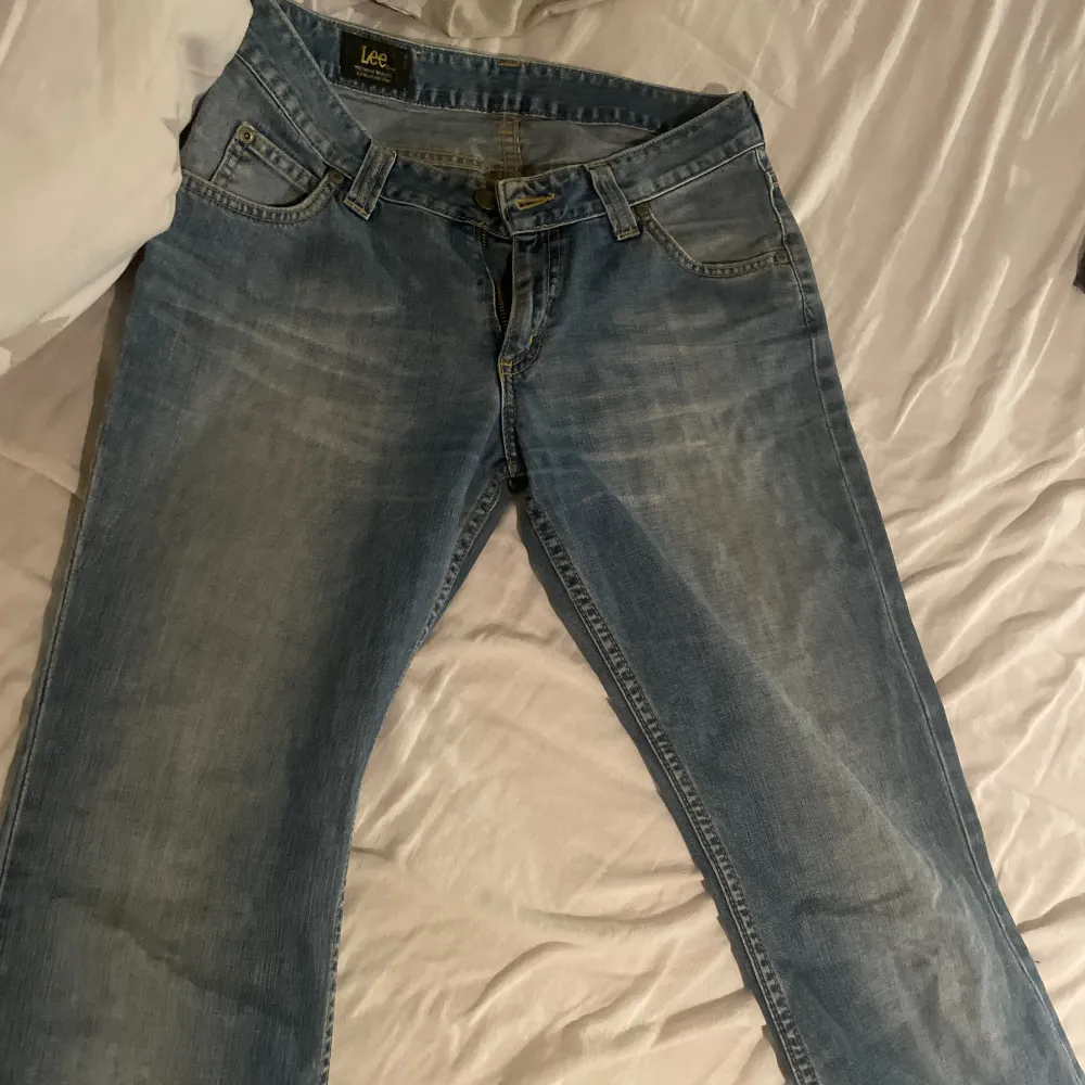 Lee jeans i bra skick, de är lågmidjade bootcut. Jättefina men tyvärr för små! Storleken är 30-15 men motsvarar stl.M💕. Jeans & Byxor.