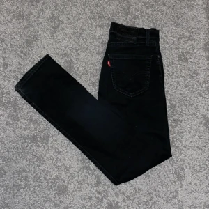 Levis 511 - Levis Jeans i modellen 511. Jeansen är i mycket bra skick! Modellen på jeansen är i slim fit.