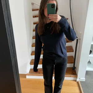 Stickad tröja - Super mjuk och skön stickad tröja i marinblå färg. Tröjan är i ett mycket bra skick🥰