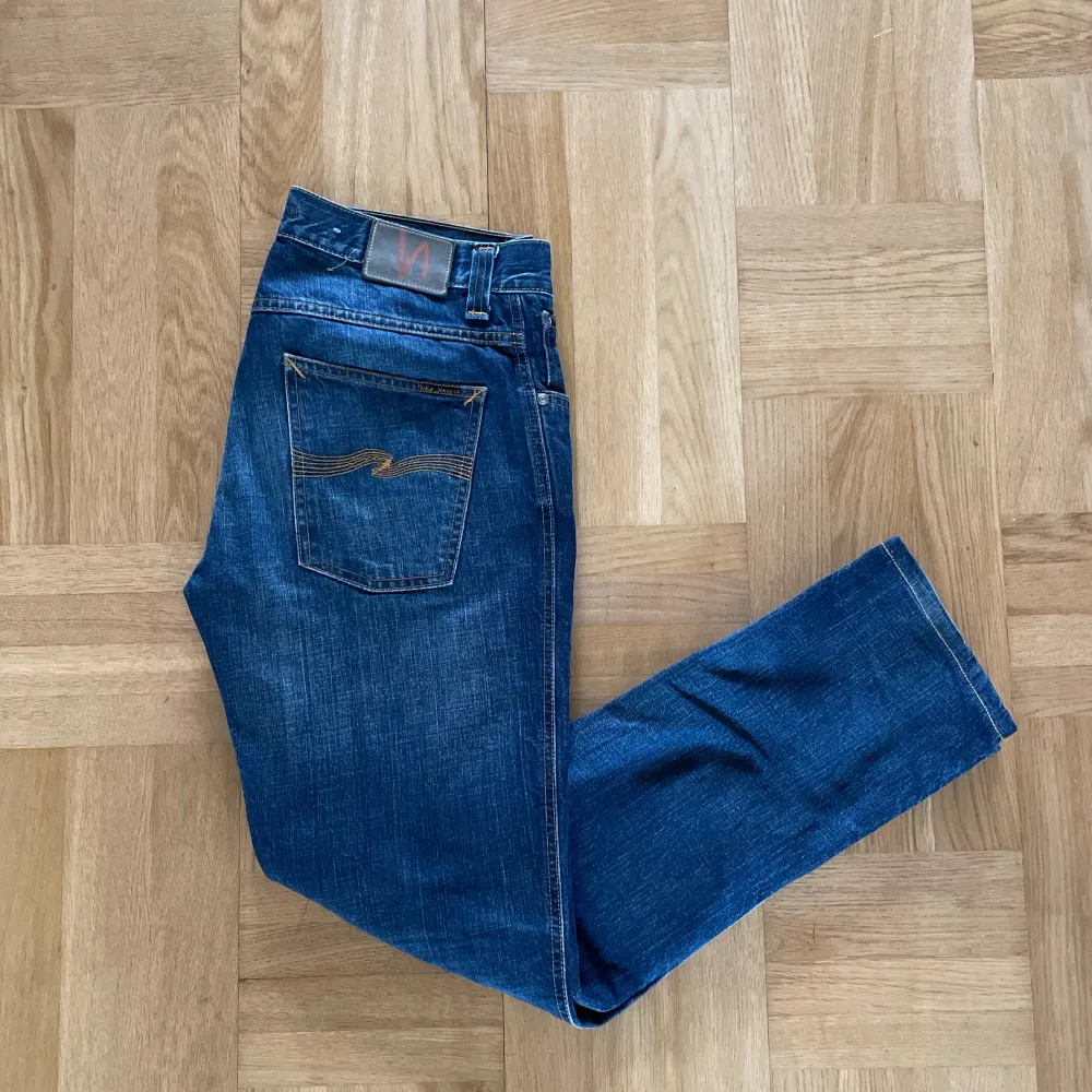 Ett par Nudie Jeans för intresserade. Modellen är ”Slim Jim” i marinblått. Jeansen är i väldigt bra skick utan defekter. Tveka inte vid frågor!. Jeans & Byxor.