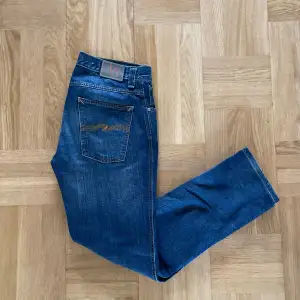Ett par Nudie Jeans för intresserade. Modellen är ”Slim Jim” i marinblått. Jeansen är i väldigt bra skick utan defekter. Tveka inte vid frågor!