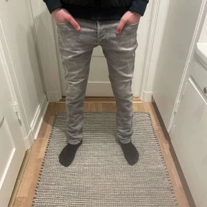 Diesel jeans - Jag säljer mina fina diesel jeans i storlek W30 L32, de är sparsamt använda. De är i bra skick. Skriv om du har några funderingar:) Först till kvarn:) 
