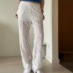 Spetsbyxor  - Så sjukt fina spetsbyxor från märket dry lake, stor storlek L men mäste verkligen vara felmärkt för jag brukar ha xs/s i byxor❤️ aldrig använda