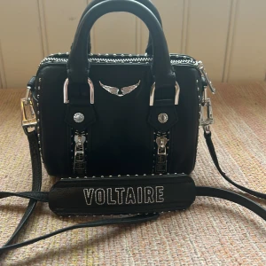 Zadig väska 💕 - Liten Zadig väska nästan aldrig använd jättebra skick och säljer den för att jag tjänar ihop till en annan väska 💕ord pris 3195 sek för och nästan alltid slutsåld och jag har även äktehetsbevis  skriv om du vill ha bild på det💗