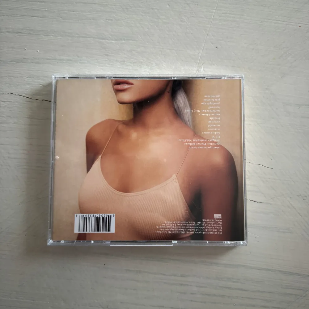 Ariana grande cd skiva sweetner. Köpt 2021. Frakten är på köparens bekostnad . Övrigt.