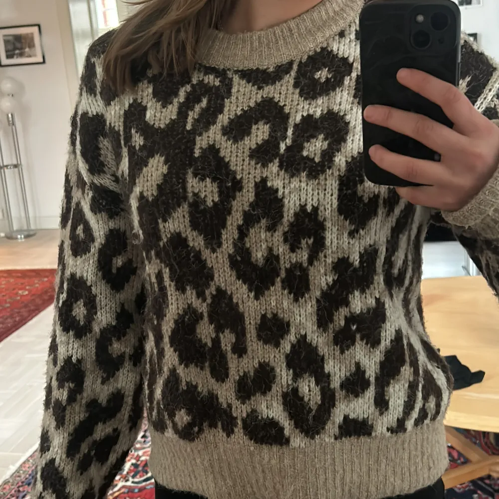Stickad leopardmönstrad tröja, skitsnygg! Säljer pga att jag redan har andra leopardmönstrade tröjor💞Nypris 500! . Stickat.