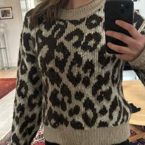 Stickad leopardmönstrad tröja, skitsnygg! Säljer pga att jag redan har andra leopardmönstrade tröjor💞Nypris 500! 