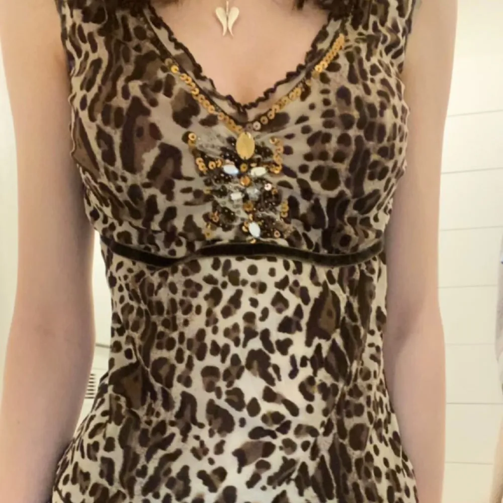 Jättecoolt leopard linne från marc aurel! Stretchigt material, och bra skick! Tycker det är jättegulligt men inte min stil längre! 💋🐆. Toppar.