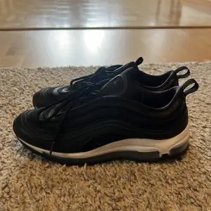 Ett par nike air Max 97 i mycket bra skick. Endast använda fåtal gånger 🥰