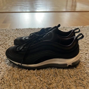 Nike skor  - Ett par nike air Max 97 i mycket bra skick. Endast använda fåtal gånger 🥰