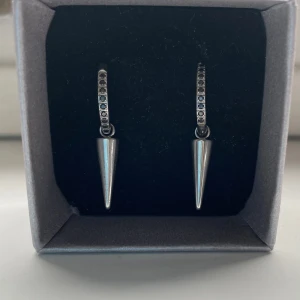 Nit örhängen - Säljer dessa ascoola nit-örhängen med svarta stenar på från Edblad. Som ny i jättefint skick. Kan ta av niten så att man bara använder creolen om man vill! 