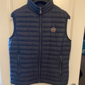 Colmar väst - Säljer min Colmar väst då den inte kommer till användning längre. Har haft den i typ 1 år men den är fortfarande i dunder skick. Storleken är 50 men passar dig som vanligtvis bär M. 