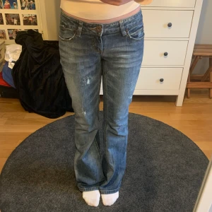 Lågmidjade jeans  - Skitsnygga jeans från Only. Säljer då jag inte använder dem tillräckligt mycket. Jag är 163 cm💝💝