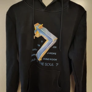 BTS MAP OF THE SOUL 7 HOODIE - Hoodien är i gott skick. Det finns dock några delar av hoodien som är mindre bra. Vid frågor, kontakta mig!