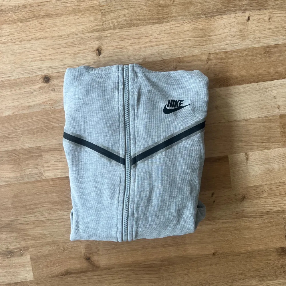 En Nike track suit sweater. I barnstorlek 158-170, men jag har anvönt den som vuxen. . Hoodies.