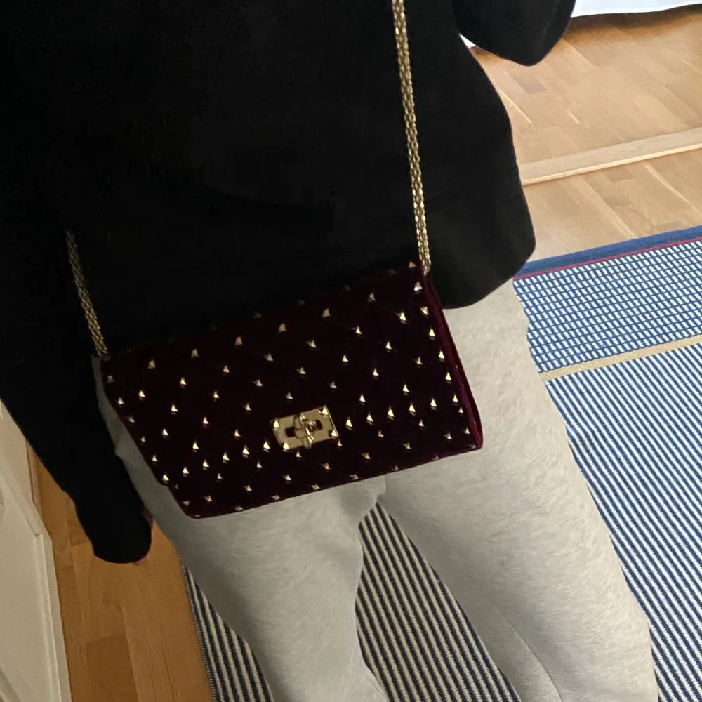 Intressekoll på min jättesnygga vinröda valentino väska i sammet💕kom med bud, tar ej emot bud under 6000. Laukut & Käsilaukut.