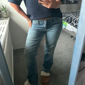 Lågmidjade jeans💥✌🏻 - Intressekoll! Köp direkt för 700kr! Köpt second hand utomlands.