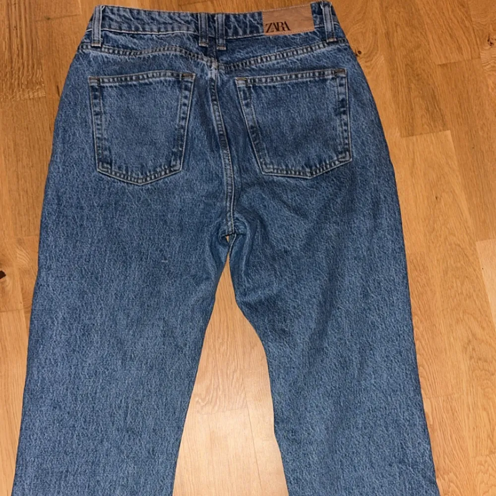Ljustvättade jeans ifrån zara. Endast använd två gånger. De är i god skick.. Jeans & Byxor.