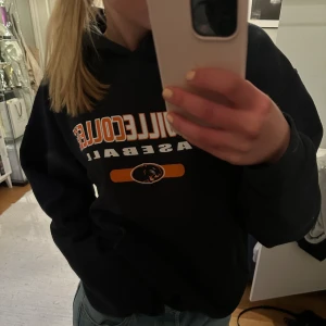 Hoodie - Köpt på beyond retro för ett tag sen, säljer pga kommer inte till användning