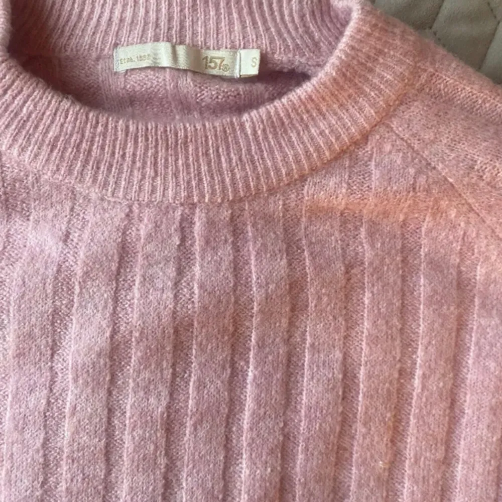 Säljer denna rosa stickade tröjan i storlek S för att jag har tröttnat lite på den, jätteskön och fin💖 den är från lager 157, bilderna är lånade!!. Stickat.