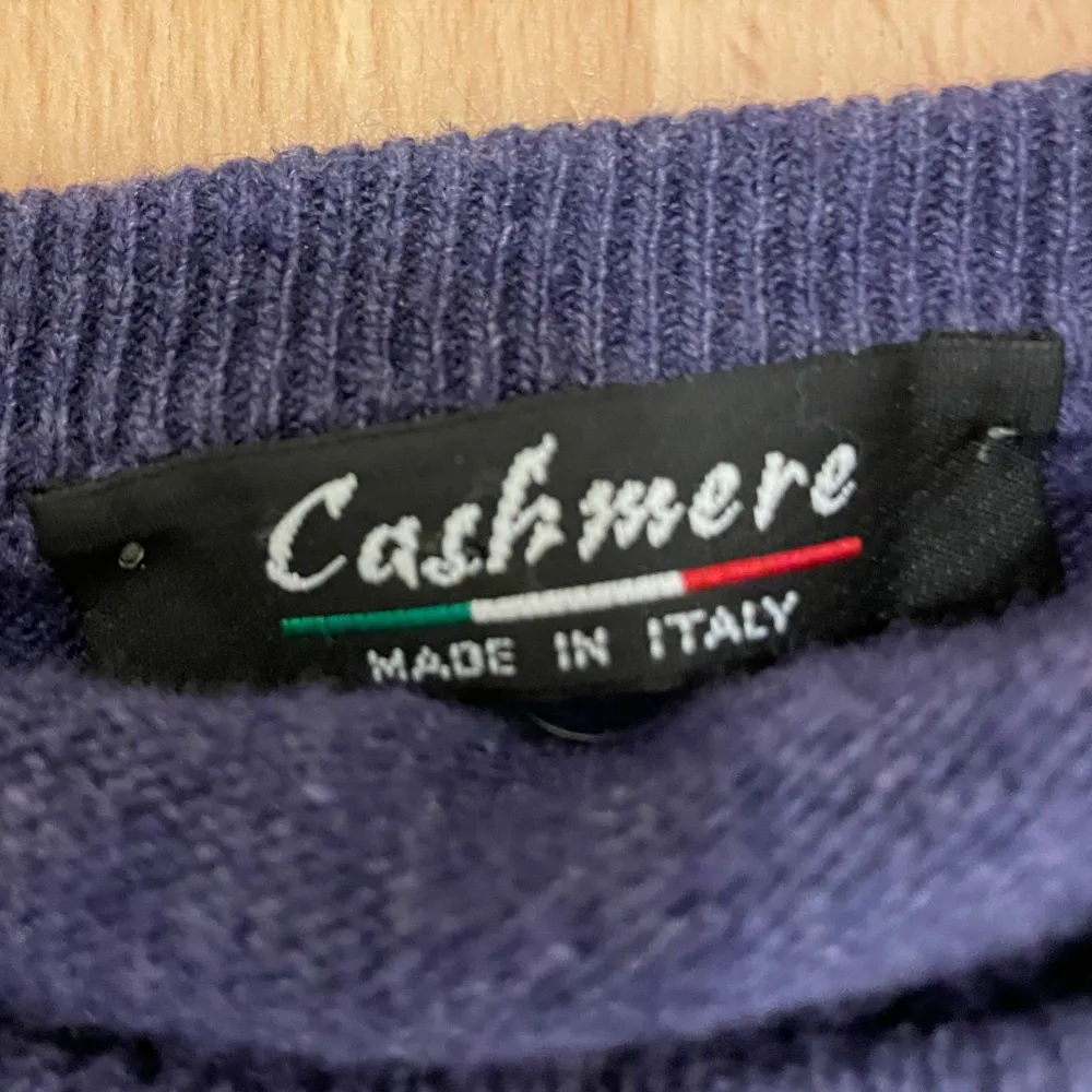 Tja! Säljer min kashmir tröja från märket ”cashmere italy.” Plagget är i kanske 8/10 skick, endast lite nopprig. Storleken är L men lutar mer åt S hållet.. Stickat.