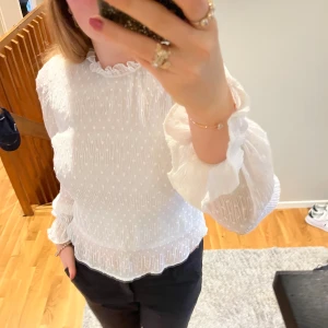 Blus - Säljer nu denna fina vita blusen då den inte kommer till användning längre💗
