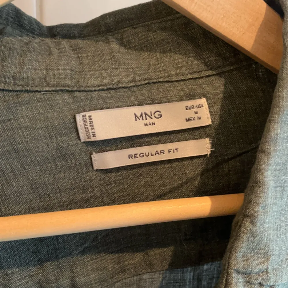 Tja säljer en riktigt schyst linneskjorta från Mango i strl M. Tröjan är aldrig använd och inga fel eller slitningar.. Skjortor.