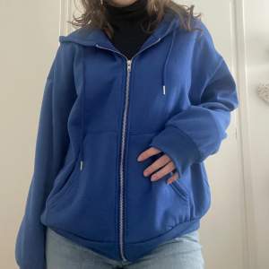 En supermysig blå oversized hoodie!💙 Den är väldigt bra för att hålla värmen inne, så bra ytterplagg med! Den är i storlek S men som sagt oversized🫶🏼