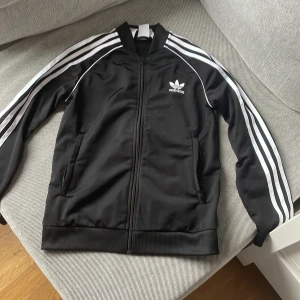 Svart Adidas tränings kofta - Storlek 150cm