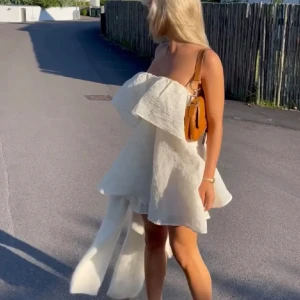 HM klänning  - Säljer denna skitsnygga klänning som jag bara använt en gång. Den är i nyskick och passar perfekt nu till sommaren💞