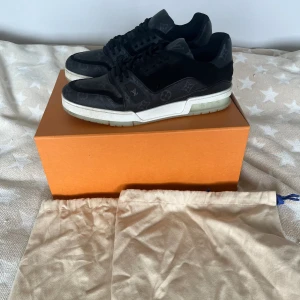 Louis Vuitton skor - Hejsan! Säljer ni mina Louis Vuitton skor då dom inte kommer till någon användning. Använd ett fåtal gånger och dom är underbart sköna att ha på sig. Köptes på Louis Vuitton butik i Stockholm för 10100kr.  Med vänliga hälsningar//