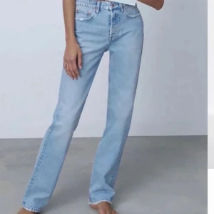 Zara mid rise straight - Superfina jeans som tyvärr ej kommer till användning:(💗 pris: 260kr, storlek:36. Köparen står för frakten:)