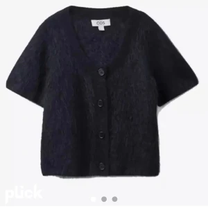 Cos kofta  - Så så fin cos kofta!! Helt slutsåld på hemsidan och går it att få tag i ny. Knappt använd🥰😂