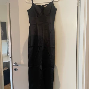 Elegant enkel klänning - Enkel klänning med sidenkänska