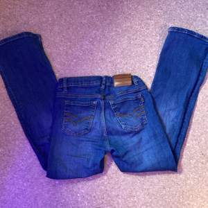 Super snygga  Low Waist Bootcut jeans!💙 Säljer då de har blivit för små för mig!