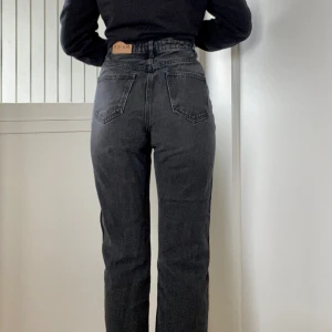 Svarta jeans från NA-KD - High waist jeans. Straight leg. Använd några gånger så därför fint skick. Storlek 36 och passar mig som är 167 cm lång.