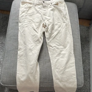 Beige jeans  - Är i ett grymt skick inte andvändt nån gång. Är ett par jeans ifrån selected homme. I storlek är den W33 L34. Striaight jeans. Om man vill ha fler bilder är det bara att fråga. Orginal pris 800kr