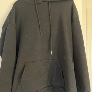 Hoodie - Knappt använt denna hoodie då den inte var som jag tänkt mig. Kan inte hitta några hål eller liknande🩷 Bara att skriva om du vill ha fler bilder, allt tvättas självklart innan det skickas🩷