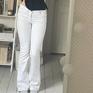 SÅ SNYGGA vita lowwaist jeans ✨ - asfina vita lågmidjade utsvängda jeans jag inte använder 💕   midja rakt över är 35 och innerben 83 ❤️